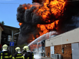 V areálu Severochemy dnes zasahovalo 26 jednotek hasičů, škody půjdou do milionů korun