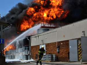 V areálu Severochemy dnes zasahovalo 26 jednotek hasičů, škody půjdou do milionů korun
