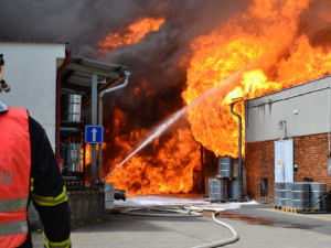 V areálu Severochemy dnes zasahovalo 26 jednotek hasičů, škody půjdou do milionů korun
