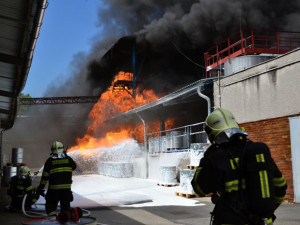 FOTO, VIDEO: Hořelo v areálu Severochemy. S požárem bojovalo jednadvacet jednotek hasičů