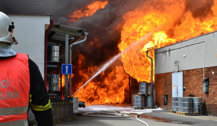 V areálu Severochemy dnes zasahovalo 26 jednotek hasičů, škody půjdou do milionů korun