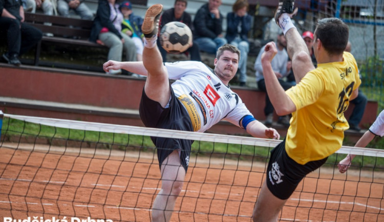 Nohejbalisté Dynama prohráli se silným Vsetínem. Nedařilo se ani béčku a dorostencům