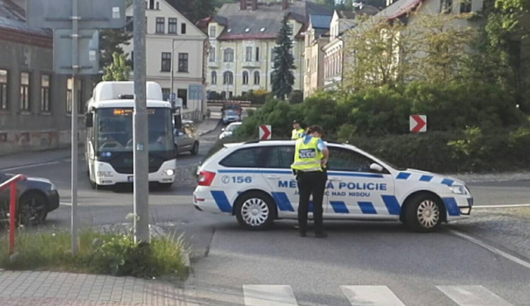 Policie žádá o pomoc. Tragickou nehodu můžou pomoci objasnit řidiči, které motocyklista předjížděl