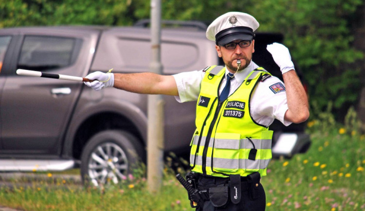 FOTO: Bolavé ruce i přestupky řidičů. Dopravní policisté soutěžili v řízení provozu křižovatky