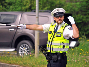 FOTO: Bolavé ruce i přestupky řidičů. Dopravní policisté soutěžili v řízení provozu křižovatky