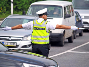 Dopravní policisté řídili dopravu na křižovatce u Viaduktu.