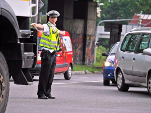Dopravní policisté řídili dopravu na křižovatce u Viaduktu.
