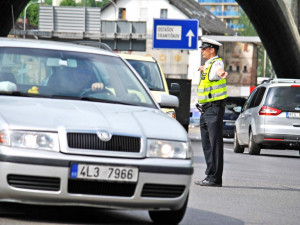 Dopravní policisté řídili dopravu na křižovatce u Viaduktu.