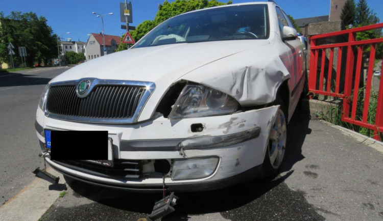 Řidiči se smekla noha z pedálu a takhle to dopadlo.