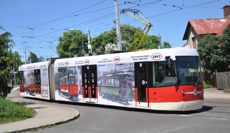 Nejmodernější liberecká tramvaj změnila vzhled. Od čtvrtka připomíná milníky tramvajové dopravy