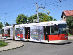 Nejmodernější liberecká tramvaj změnila vzhled. Od čtvrtka připomíná milníky tramvajové dopravy