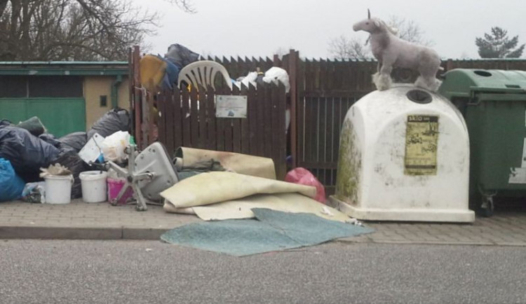 Nepořádek u kontejneru