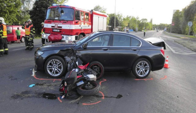 Řidič BMW při odbočování přehlédl motocyklistu, ten se vážně zranil