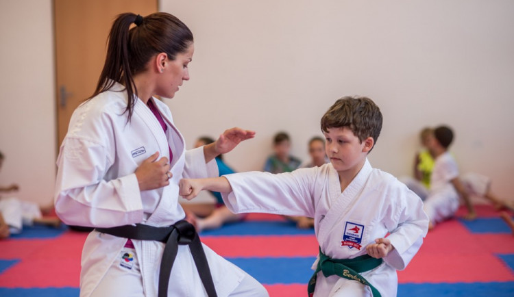 Není boj jako boj. Desetiletý karatista David Berka poráží soupeře i cukrovku