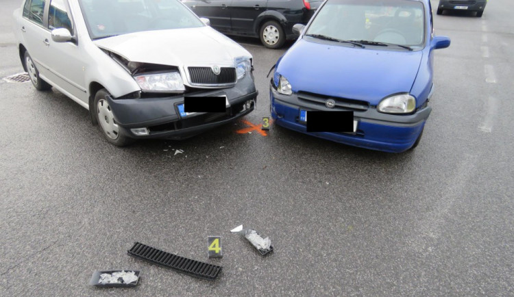 Řidička při vyjíždění z parkoviště přehlédla přijíždějící auto, střetu už nestihla zabránit