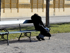 Muž skončil na ulici, po pár dnech ho kdosi ve spánku okradl