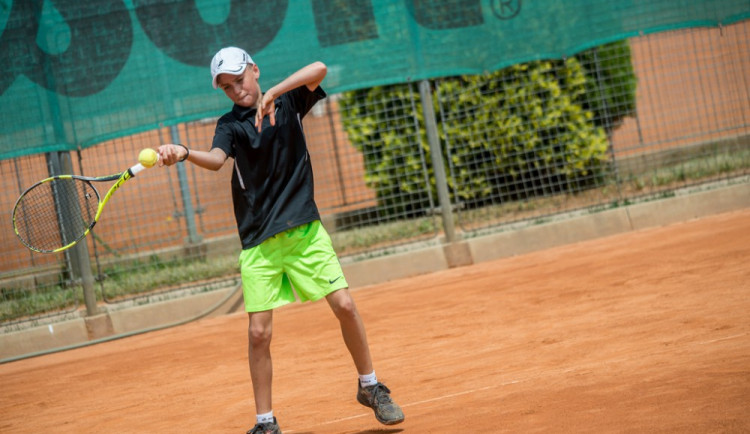 Oblastní tenisové přebory žactva vyhráli favorité. Za domácí uspěla ve čtyřhře Caisová