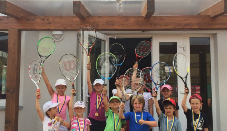Nevíte co o prázdninách pro své děti? Nabízí se tenisové kempy