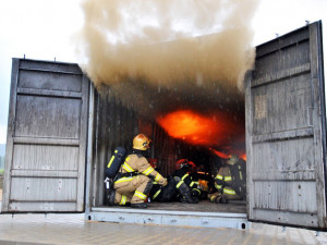 FOTO: Dobrovolně se zavírají do hořícího kontejneru. Hasiči trénují na opravdové požáry