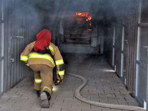 Vedoucí výcviku míří k ohni