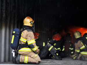 Hasiči v hořícím kontejneru