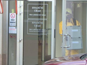 Na finančním úřadě zasahovali hasiči, úředníky vyděsila podezřelá zásilka