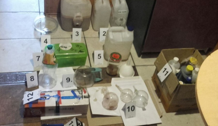 Polští policisté odhalili varnu pervitinu kousek za hranicemi, vařit ho měl Čech