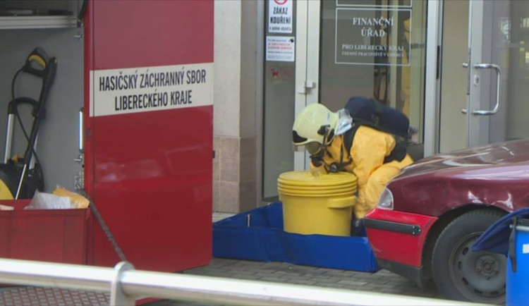 Na finančním úřadě zasahovali hasiči, úředníky vyděsila podezřelá zásilka