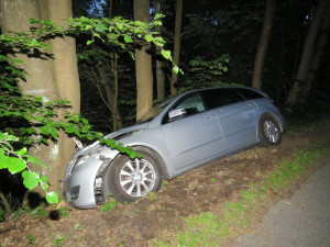Nezvládl řízení a s Mercedesem narazil do stromu. Jel příliš rychle