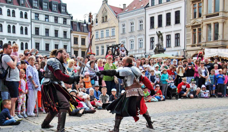 FOTO: Náměstí před radnicí se baví jarmarkem se souboji rytířů, pohádkami i hudbou