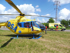 Nehoda motorky na přehledném úseku. Muž i žena skončili v nemocnici