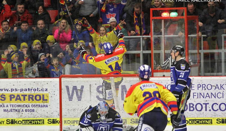Hokejisté Motoru tmelili kolektiv na netradičním soustředění. Do přípravy na ledu se zapojil i Filip Novák
