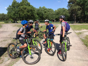 Pět chlapců z domova v Krompachu vyrazilo na kole k Baltu. Chtějí pomoci chrastavským seniorům