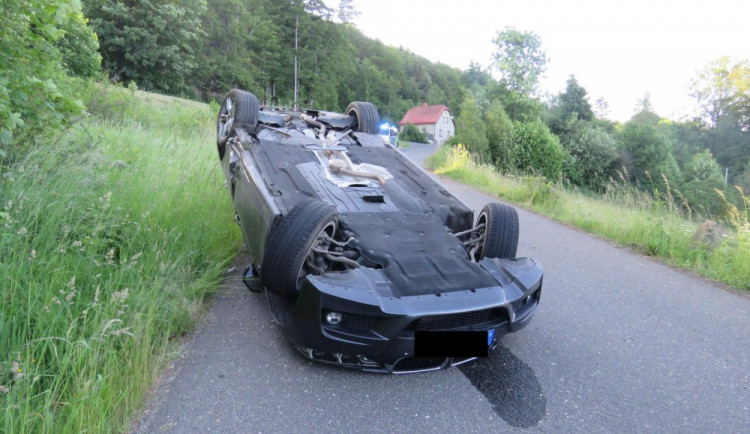 Řidič neukočíroval své BMW a otočil ho na střechu, škoda přesahuje půl milionu korun