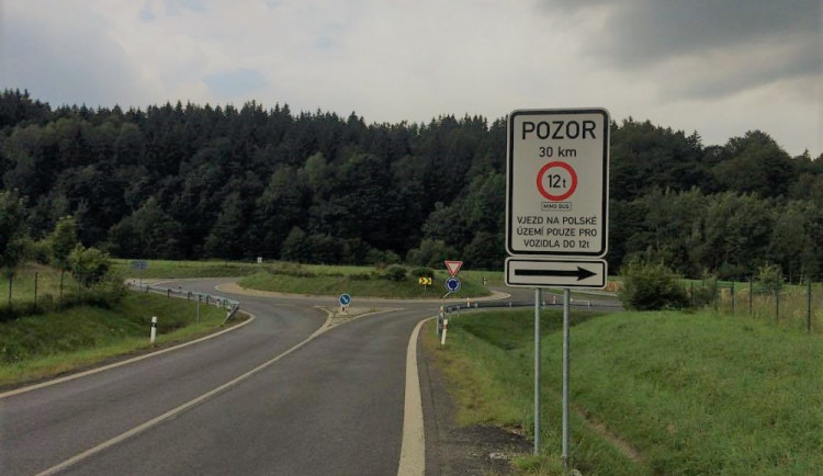 Vjezd kamionů na Frýdlantsko zakazují nově také značky ve směru od Liberce.
