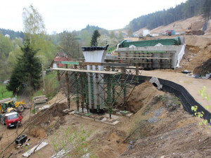 Obrysy nové silnice z Liberce na Jablonec jsou už patrné, z poloviny je vybetonovaný nejdelší most