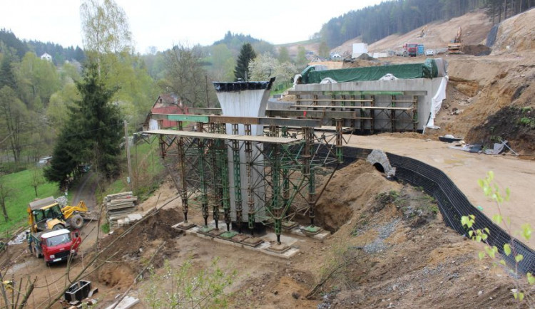 Obrysy nové silnice z Liberce na Jablonec jsou už patrné