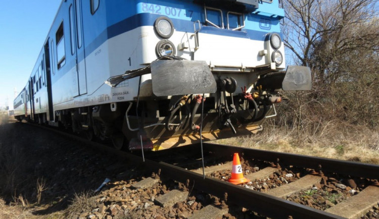 Řidička přehlédla přijíždějící vlak, strojvedoucí už střetu nedokázal zabránit