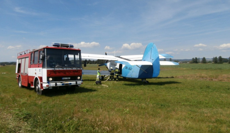 S likvidací lesního požáru pomáhal hasičům letoun