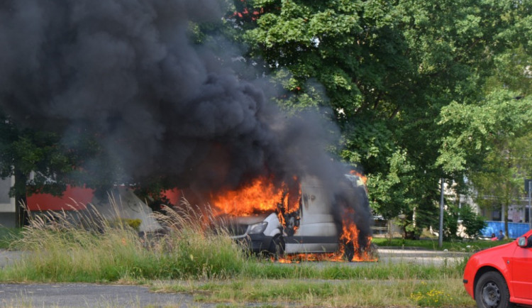 Požár dodávky naložené tlakovými lahvemi zaměstnal hasiče na celý den