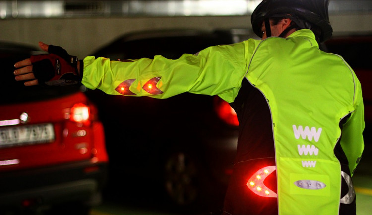 Stačí zvednout ruku a bunda svítí