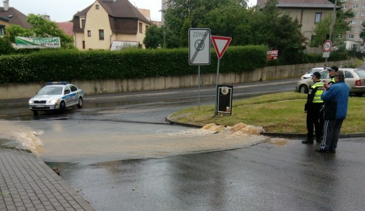 Voda valící se ulicí Dobiášova