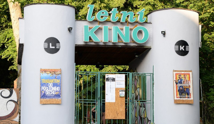 Letní kino v Jablonci zahajuje sezonu rodinnou komedií Špunti na vodě