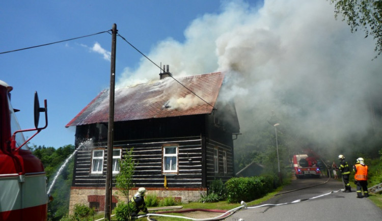 Požár roubenky napáchal půlmilionovou škodu