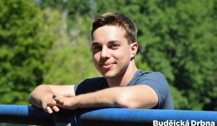 PŘÍBĚH: Kluk bez nohy zvedl nad hlavu poháry za tituly ve volejbalu a florbalu