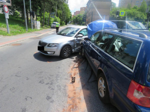 Srážka dvou aut na světelné křižovatce. Oba řidiči tvrdí, že jeli na zelenou