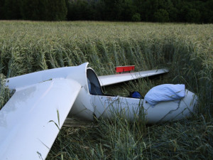 Poblíž Hodkovic nad Mohelkou spadl větroň, pilot se vážně zranil.
