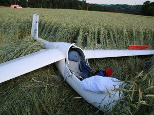 FOTO: Poblíž Hodkovic nad Mohelkou spadl větroň, pilot se vážně zranil