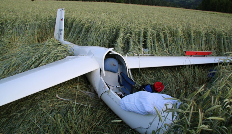 Poblíž Hodkovic nad Mohelkou spadl větroň, pilot se vážně zranil.