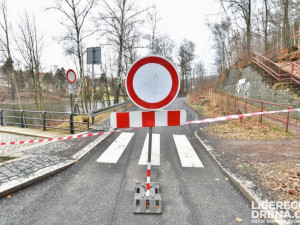 Město zvažuje uzavření silnice kolem harcovské přehrady na celý srpen